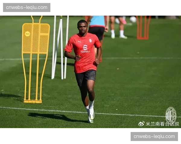 官方：AC米兰后卫卡卢卢因腿筋伤势预计缺席6-8周
