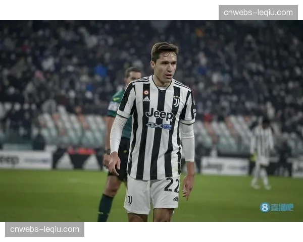 特写:伤愈复出的基耶萨在训练后用加练折返跑提升纵向突破能力 特写:伤愈复出的基耶萨在训练后用加练折返跑提升纵向突破能力